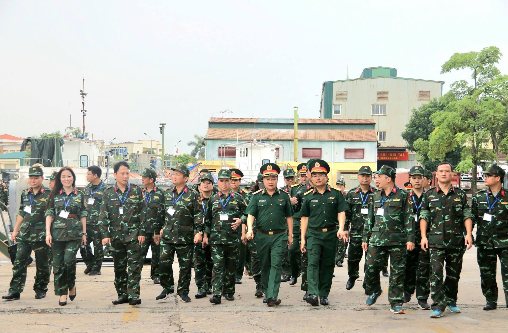 ĐOÀN CÁN BỘ, GIẢNG VIÊN, HỌC VIÊN LỚP BỒI DƯỠNG KIẾN THỨC QP&AN ĐỐI TƯỢNG 2, KHÓA 142/HVCT THAM QUAN VÀ NGHIÊN CỨU THỰC TẾ TẠI CÔNG TY ĐÓNG TÀU HỒNG HÀ