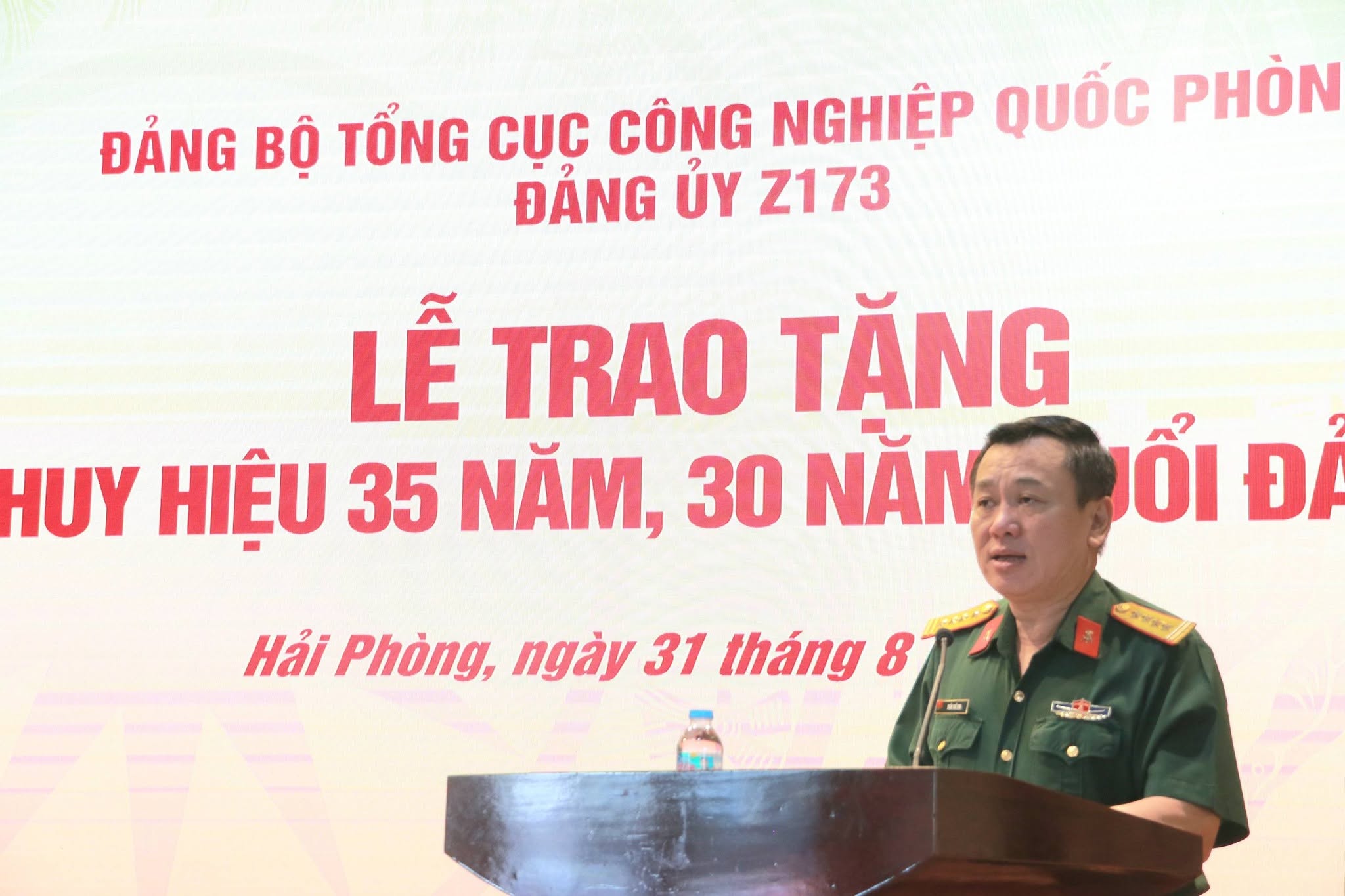 ĐẢNG ỦY Z173 TỔ CHỨC TRAO HUY HIỆU 35 NĂM, 30 NĂM TUỔI ĐẢNG