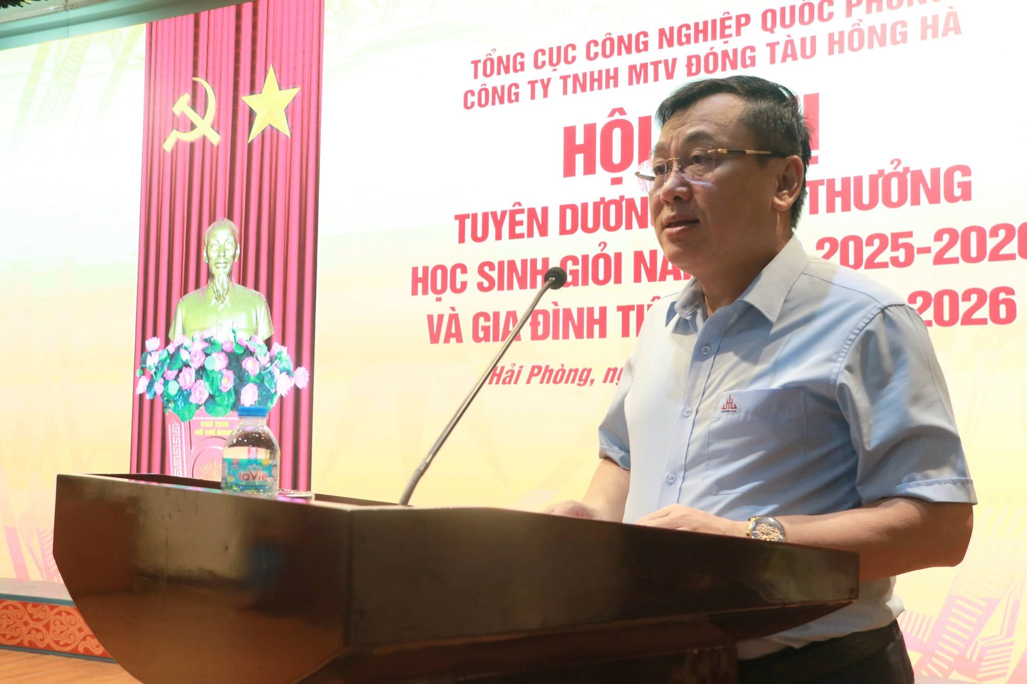 CÔNG TY ĐÓNG TÀU HỒNG HÀ TỔ CHỨC TUYÊN DƯƠNG, KHEN THƯỞNG HỌC SINH GIỎI VÀ GIA ĐÌNH TIÊU BIỂU NĂM HỌC 2025-2026